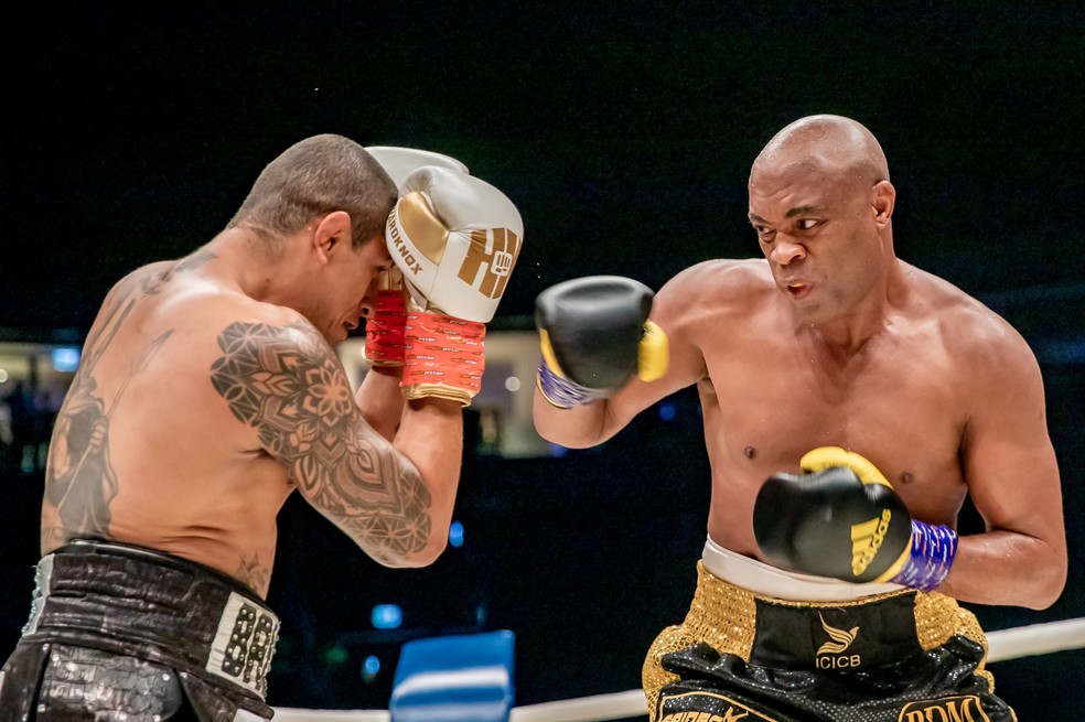 Bruno Caveira (esq.) enfrentou Anderson Silva no boxe em Abu Dhabi — Foto: Getty Images