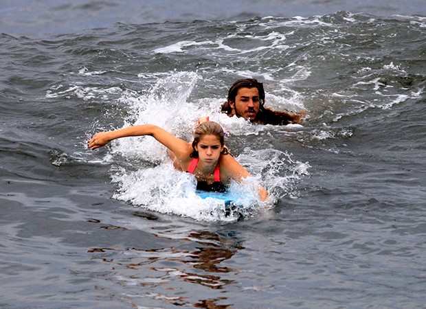 Isabella Santoni e Caio Vaz na praia de Ipanema (Foto: Agnews)