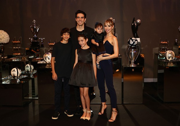 Kaká, Carol Dias e os filhos, Luca, Isabella e Esther (Foto: Manuela Scarpa/Brazil News)
