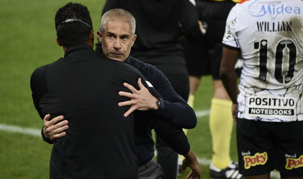 Sylvinho comemora vit�ria do Corinthians no D�rbi com Fernando L�zaro  � Foto: Marcos Ribolli