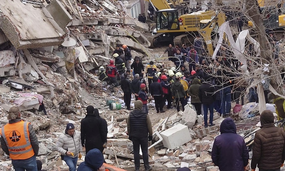 Mortos em terremoto na Turquia e Síria passam de 3 mil