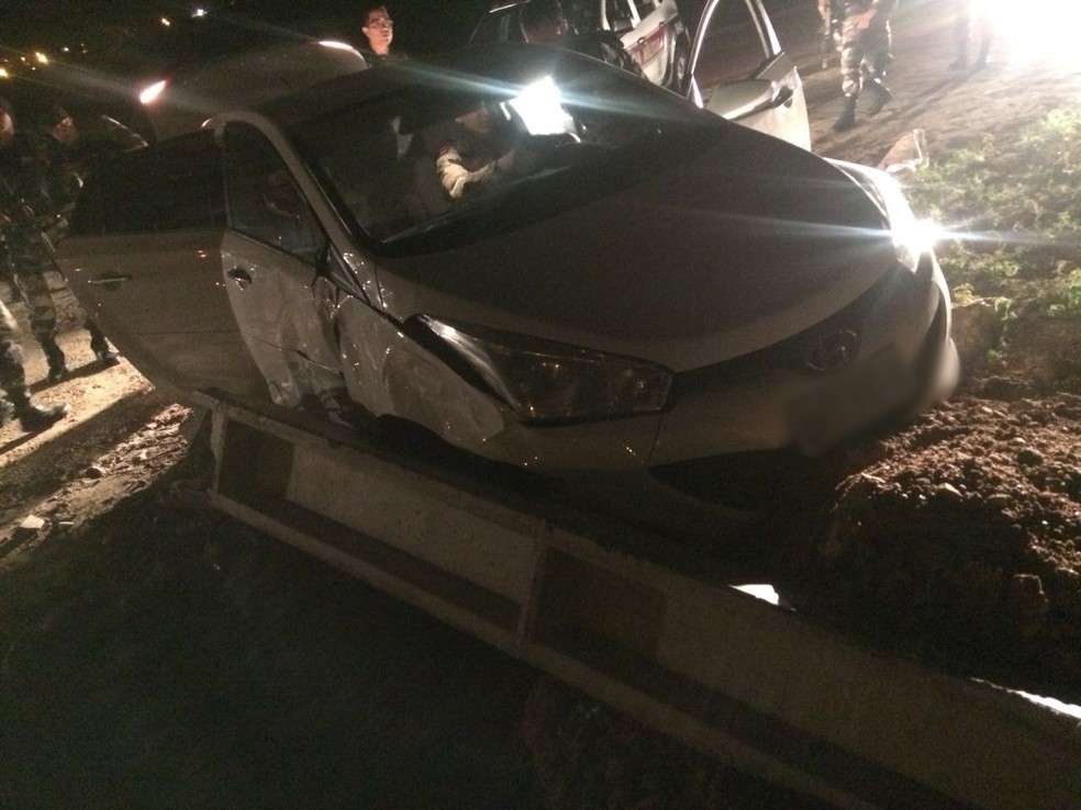 Durante a fuga, suspeitos bateram carro em um poste (Foto: Divulga&ccedil;&atilde;o/PMPB)