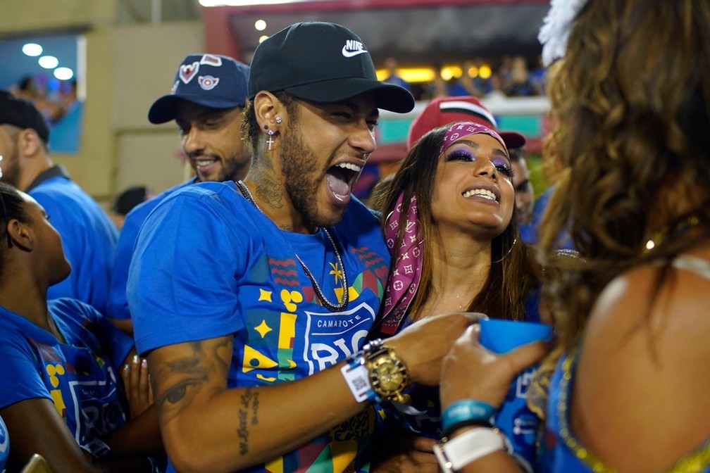 Neymar e a cantora Anitta em camarote da Sapucaí — Foto: Mauro Pimentel/AFP