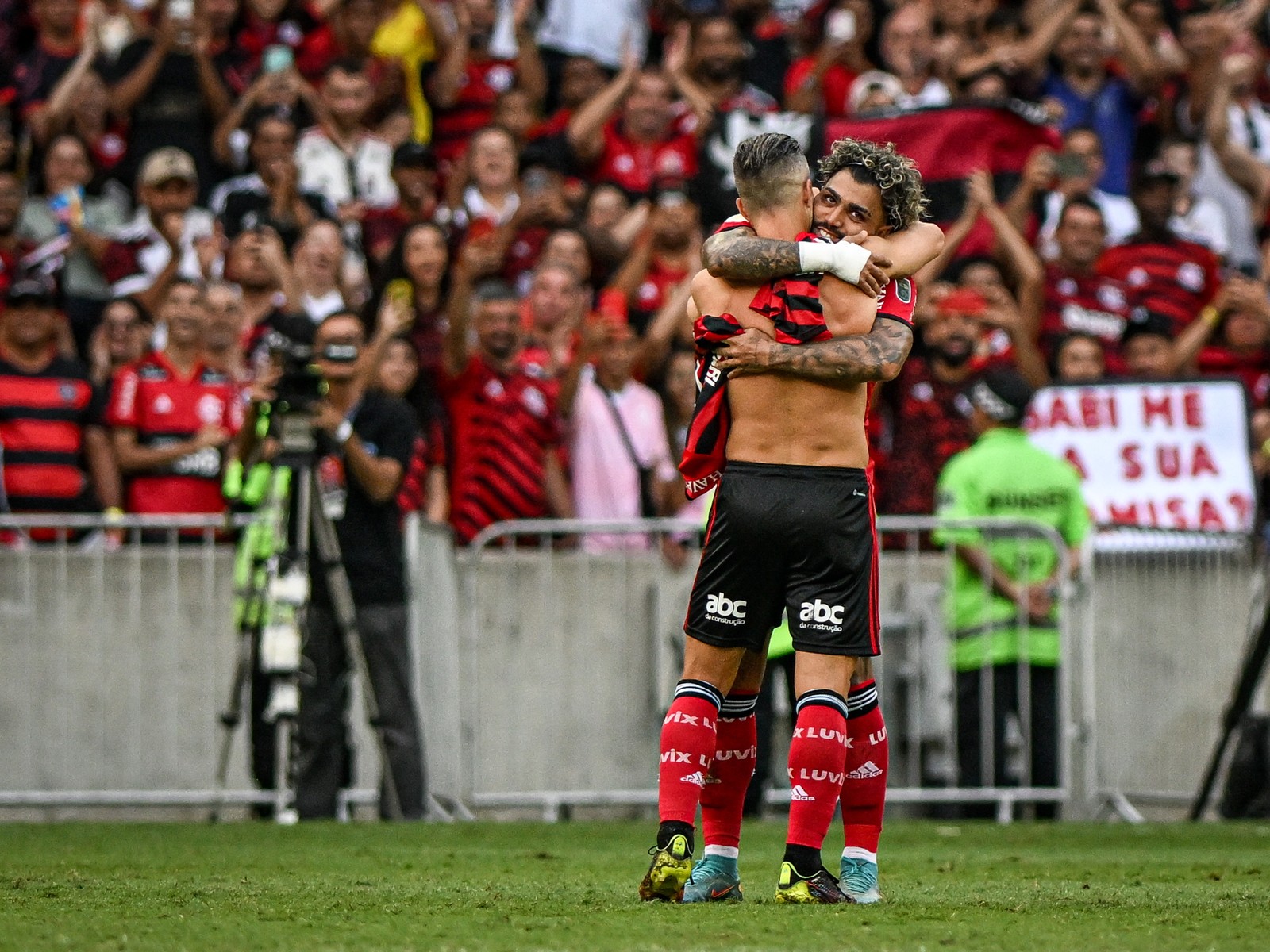 Diego deu sua camisa 10 para Gabigol, que usará o número a partir de 2023 — Foto: Marcelo Cortes/Flamengo