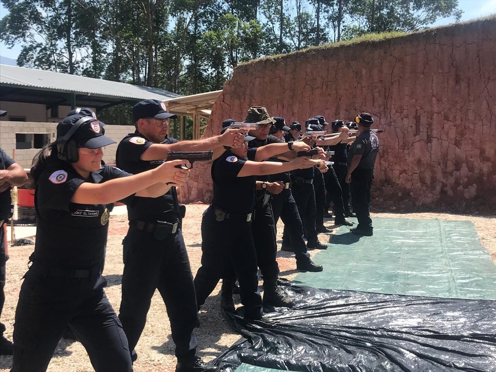 Guardas municipais de Taubat&eacute; durante aula de tiro em estande &mdash; Foto: Prefeitura de Taubat&eacute;/Divulga&ccedil;&atilde;o