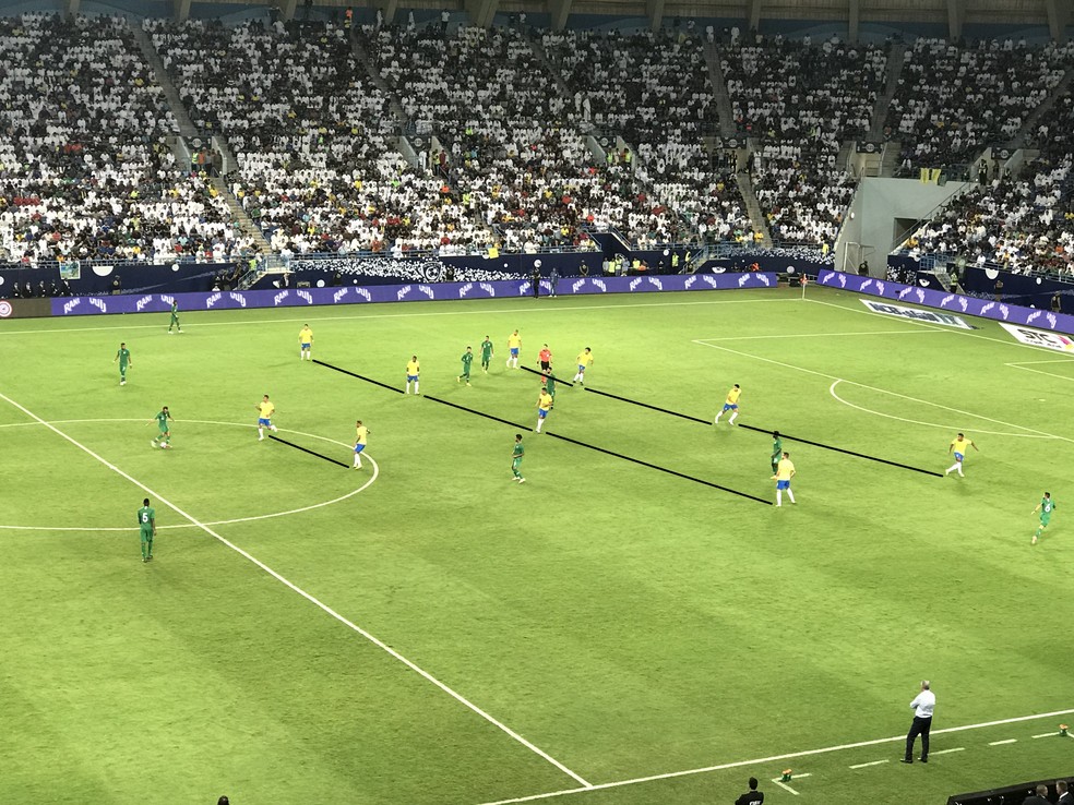 Brasil se defendendo contra a Arábia Saudita, na última sexta-feira — Foto: Alexandre Lozetti