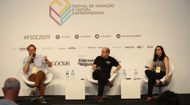 Claus Blau, da Hyper Ilsand, Elisa Campos, de Época Negócios,e Guilherme Soarez, co-CEO da SingularityU Brazil, durante o FICE 2019 (Foto: Alexandre DiPaula) (Foto: Alexandre DiPaula)