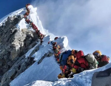 Em maio de 2019, alpinistas registraram "trânsito" formado por companheiros na "zona da morte" do Everest (Foto: Twitter @Nimsdai)