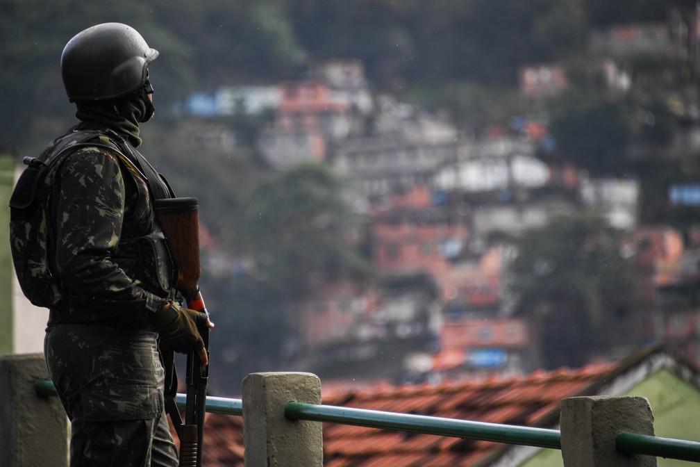 Forças Armadas e polícias fazem megaoperação contra roubo de cargas e ocupam o Complexo do Lins (Foto: Apu Gomes / AFP)