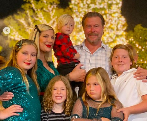 A atriz Tori Spelling com o marido e os filhos (Foto: Instagram)
