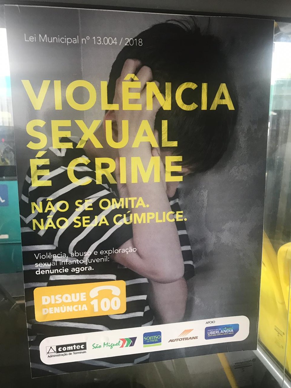 Cartazes são fixados em ônibus e estações de Uberlândia  — Foto: Sindett/Divulgação