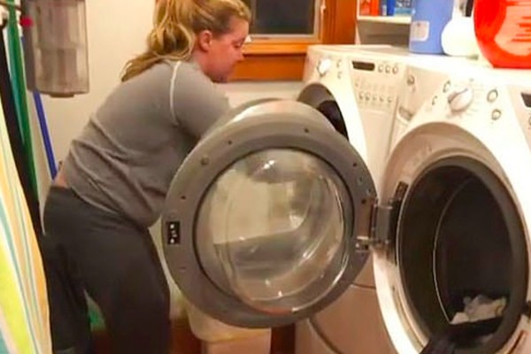 A atriz Amy Schumer sofrendo para conseguir usar sua máquina de lavar roupas (Foto: Instagram)