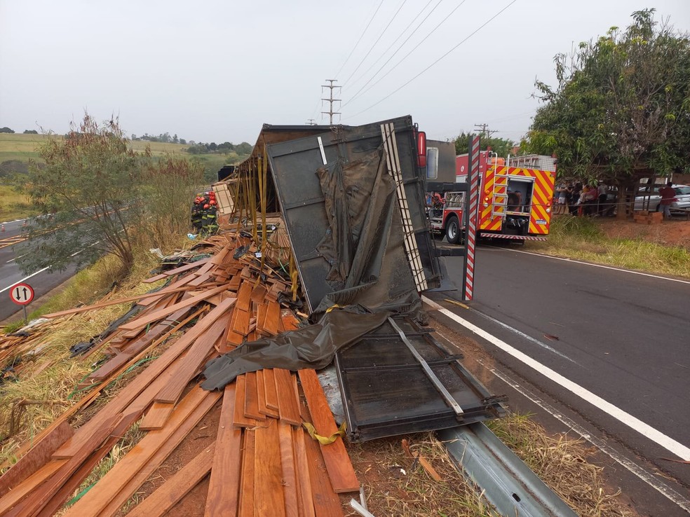 Caminhão carregado com madeira tomba na Rodovia Júlio Budiski (SP-501) em Presidente Prudente (SP) — Foto: Betto Lopes/TV Fronteira