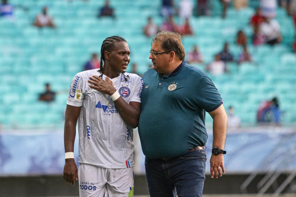 Rodallega, artilheiro do Bahia, com tcnico Guto Ferreira  Foto: Renan Oliveira/AGIF