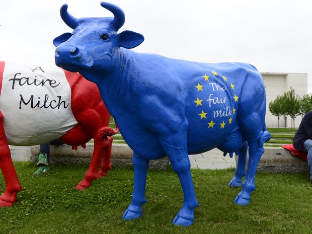 Esculura de vaca pintada com as cores da bandeira da União Europeia e a expresssão 'the fair milk' (o leite justo)  (Foto: John Macdougall/AFP)