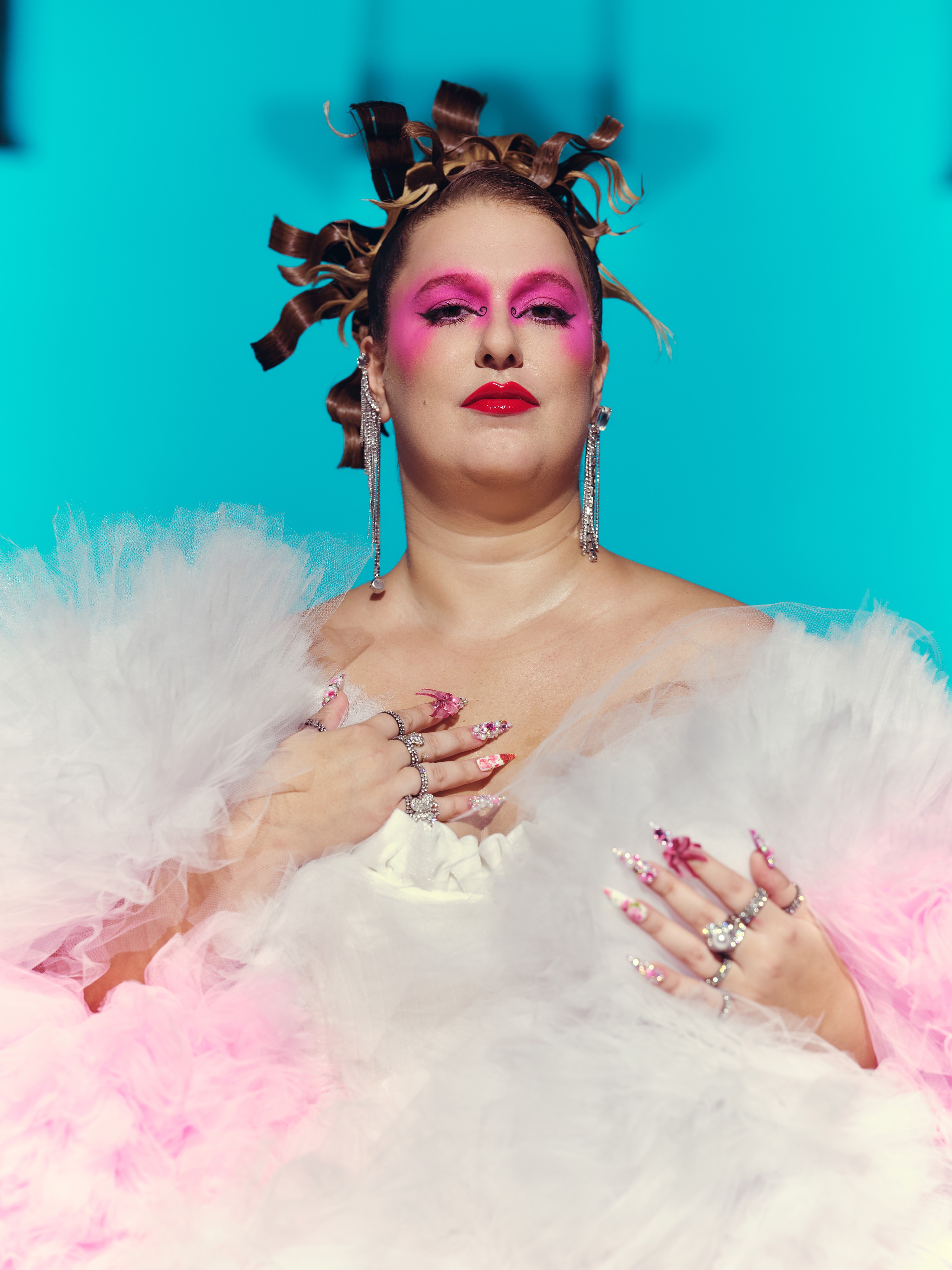 Alice Caymmi revisa dez anos de carreira em álbum gravado ao vivo em capela