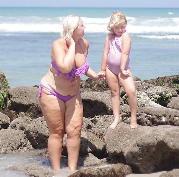 Allison Kimmey posa na praia com a filha e fala sobre imagem corporal (Foto: Reprodução / Instagram)
