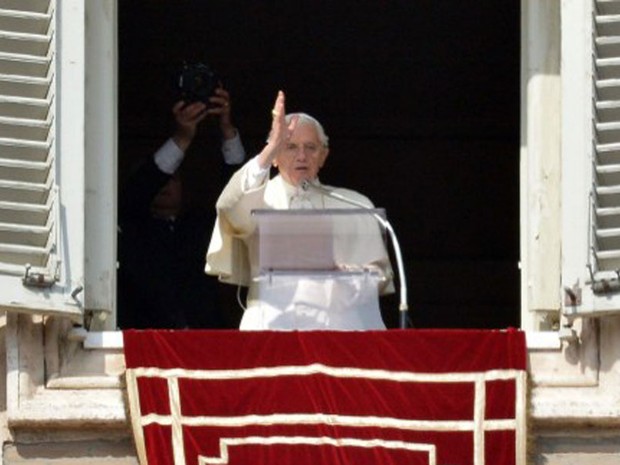 Papa Bento XVI abençõe multidão de fiéis presentes neste domingo durante a oração do Ângelus (Foto: Alberto Pizzoli/AFP)