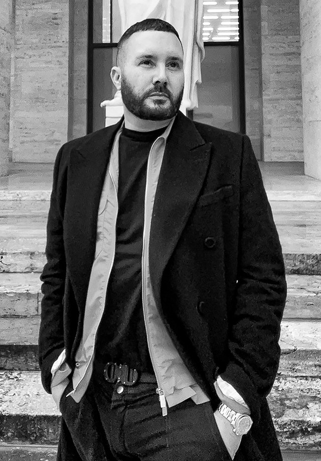 MILAN, ITALY - DECEMBER 03: (EDITORS NOTE: Image has been shot in black and white. Colour version not available.)  In this screen grab released on December 3,  Fashion Designer Kim Jones poses ahead of The Fashion Awards 2020 on December 03, 2020  in Mila (Foto: Getty Images for BFC)