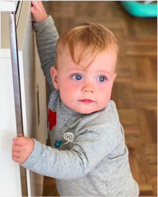 O oitavo filho do cantor Mick Jagger, o pequeno Deveraux, também filho da bailarina Melanie Hamrick (Foto: Instagram)