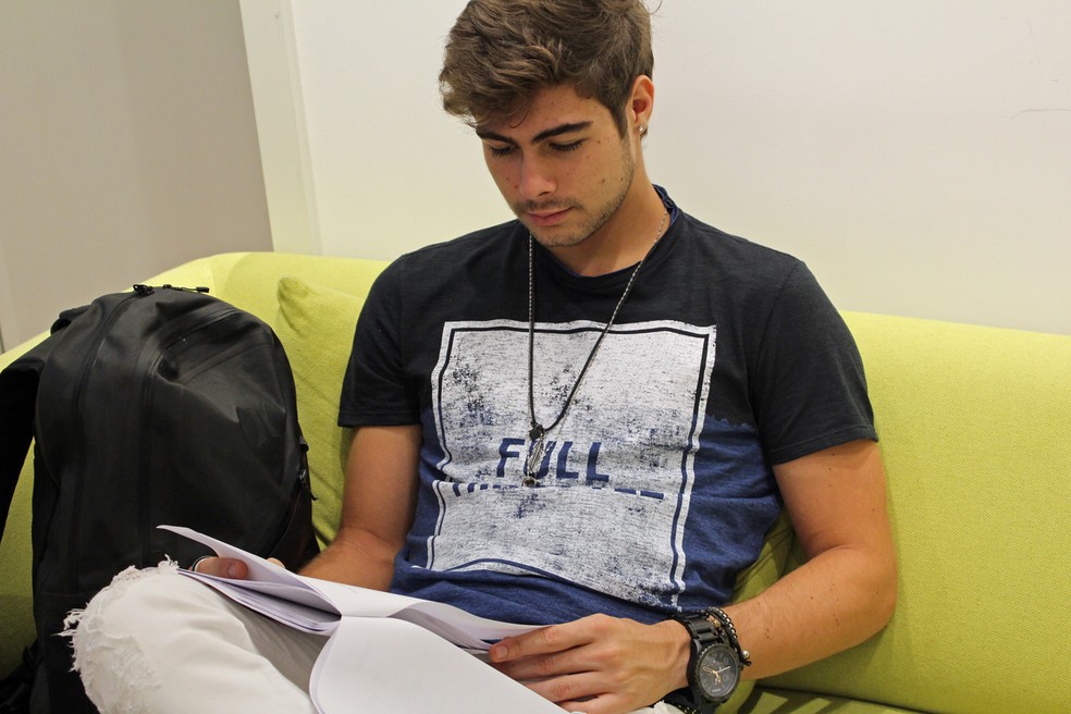 Rafael Vitti estuda o texto no camarim do estúdio antes de entrar em cena (Foto: TV Globo)