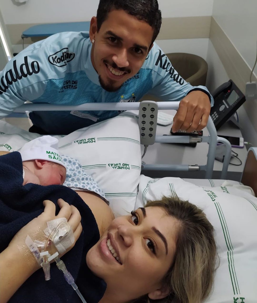Lucas Veríssimo e sua esposa Amanda, logo após o nascimento de Mirella (Foto: Reprodução/Instagram)