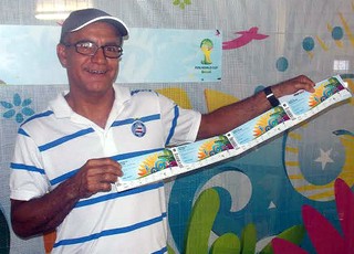 O contador Raimundo Fidelis comprou quatro ingressos para a Copa do Mundo (Foto: Thiago Pereira)
