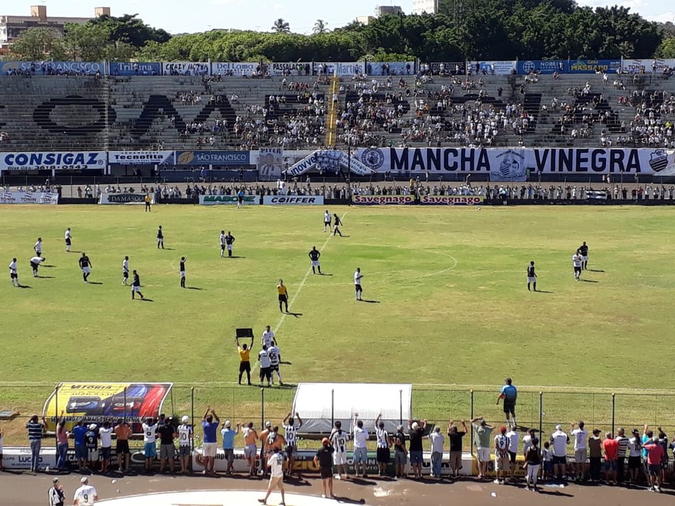 Comercial faz promoÃ§Ã£o de ingressos (Foto: Carlos Alciati Neto)