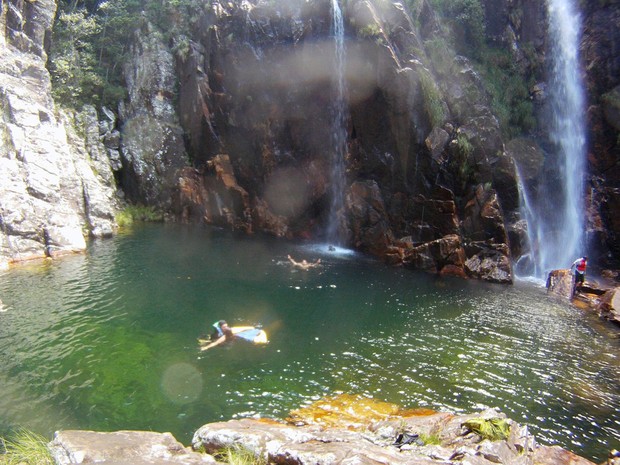 Turistas exploram área baixa da cachoeira da Parida com banhos e mergulhos (Foto: Aldeia Turismo/ Divulgação)
