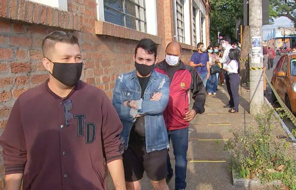 Poupatempo registra fila horas antes da reabertura em Bauru — Foto: TV TEM/Reprodução
