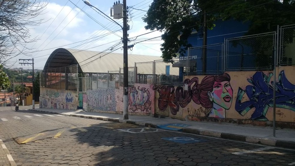 Conselho Tutelar foi acionado apÃ³s adolescente passar mal em escola de TatuÃ­ (Foto: Thiago Vasconcelos/TV TEM)