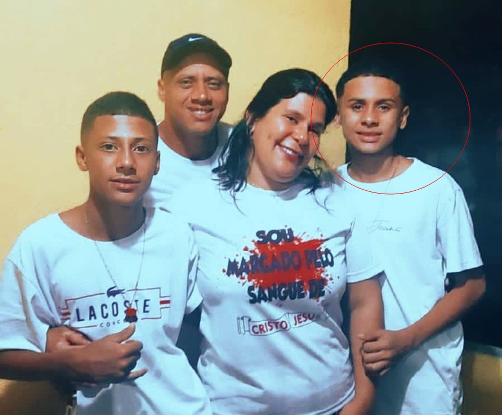 Kaylon com os pais Ana e Gilson e o irm&atilde;o &mdash; Foto: Reprodu&ccedil;&atilde;o/Redes sociais