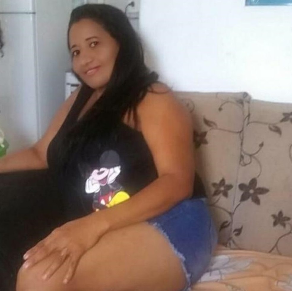 Isabel Ferreira Alves, de 37 anos, foi morta a facadas em casa, no DF — Foto: Arquivo pessoal