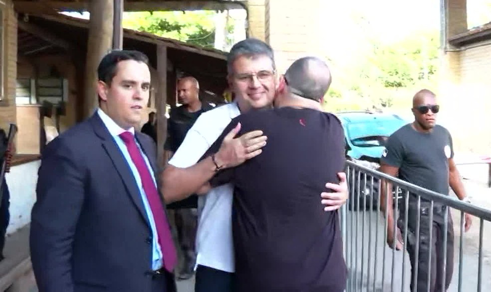 André Corrêa recebe abraço na porta do presídio de Bangu 8 — Foto: Rafael Nascimento/TV Globo