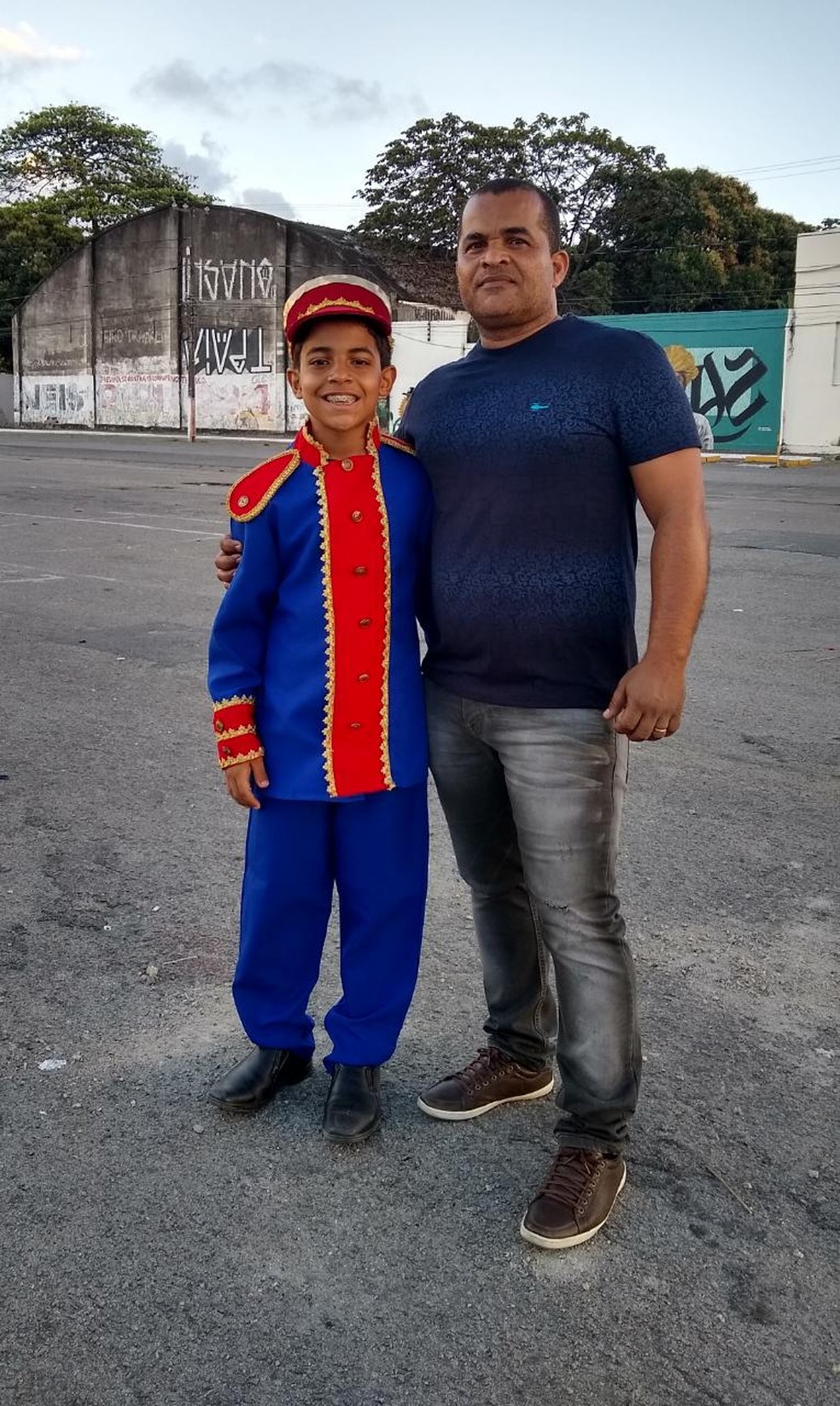 Luciano trouxe o filho para desfilar em Maceió — Foto: Daniel Tavares/G1