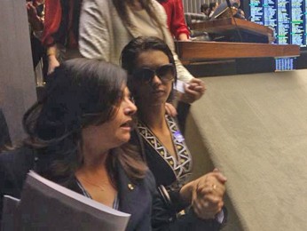 Alice ampara  a jovem no plenário da Câmara
