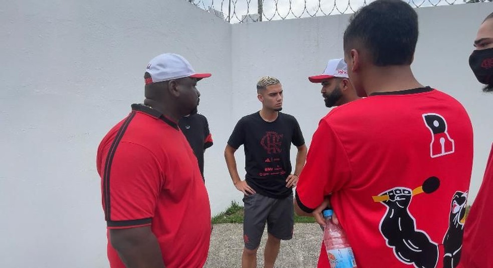 Andreas Pereira conversa com membros de organizada do Flamengo — Foto: Reprodução