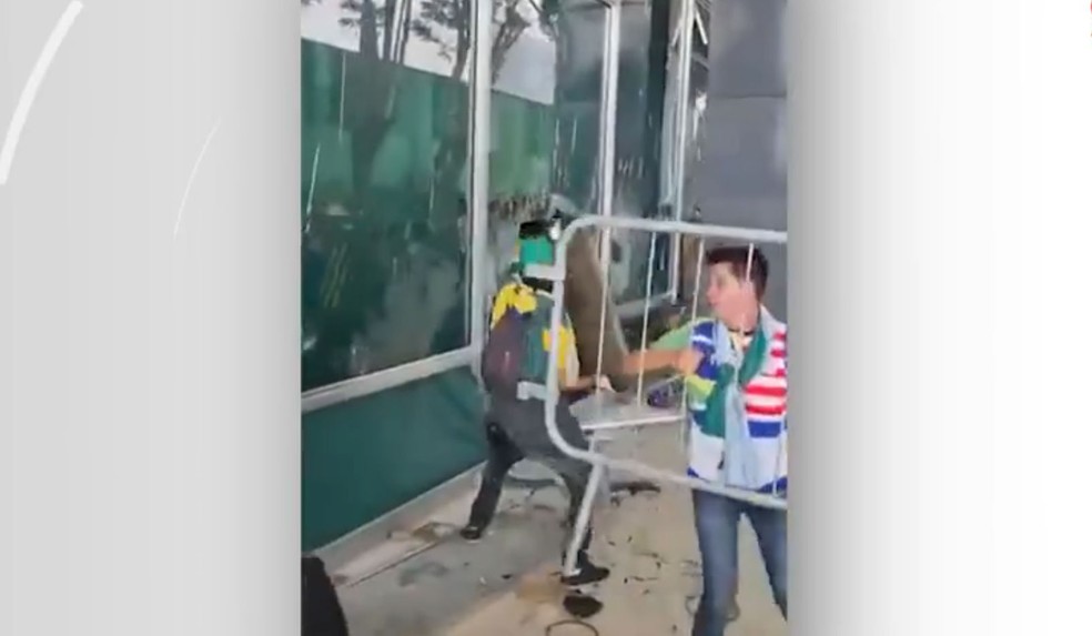  Manifestante quebra vidraça antes de invasão  — Foto: Reprodução / Twitter