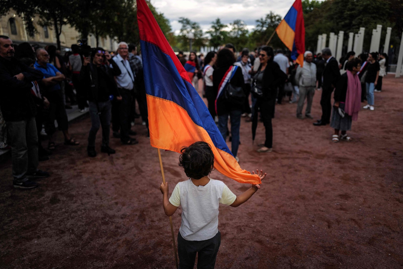 Apoiadores da Armênia protestam contra o Azerbaijão em Lyon, leste da França, após confrontos que mataram dezenas de soldados – os piores desde 2020  — Foto: OLIVIER CHASSIGNOLE/AFP
