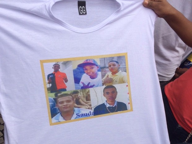 Amigos de vítimas exibiram camisa com homenagem (Foto: Henrique Coelho/G1) Amigos de vítimas exibiram camisa com homenagem (Foto: Henrique Coelho/G1)