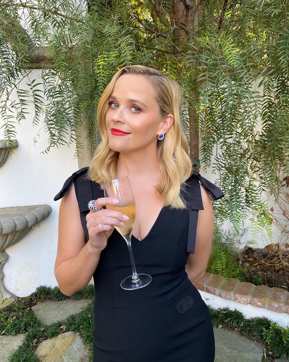 Reese Witherspoon com vestido pretinho básico — Foto: Reprodução