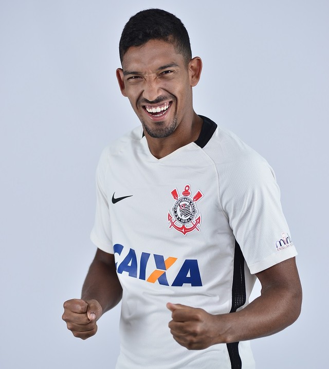 Sem praia, com foco: invicto em 2017, Léo Príncipe se adapta ao Corinthians
