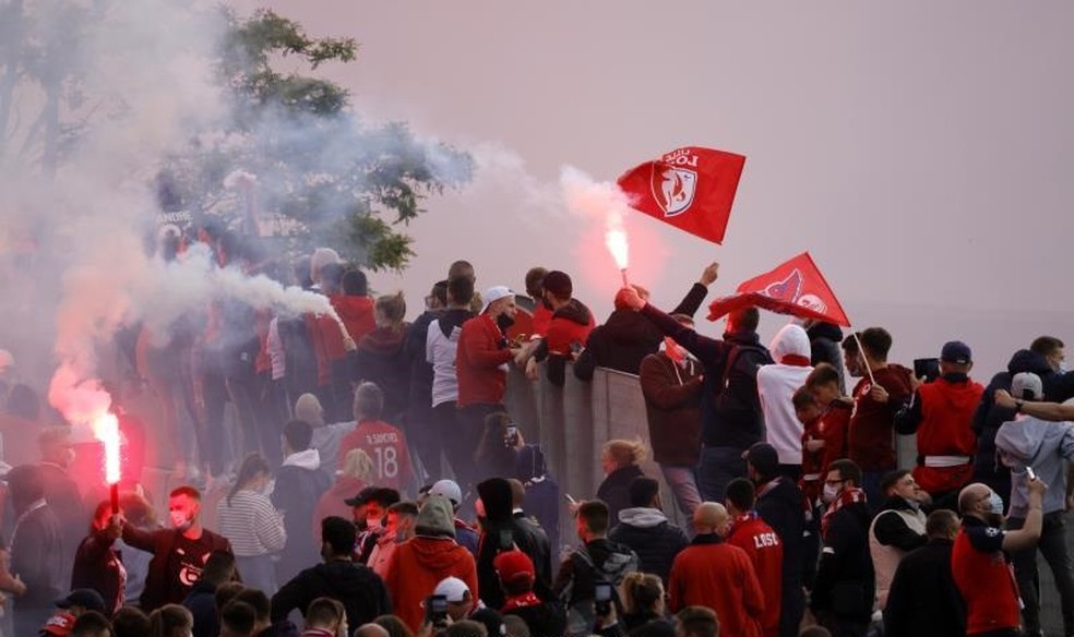 Torcida do Lille comemora título francês na ruas da cidade do Norte da França — Foto: REUTERS
