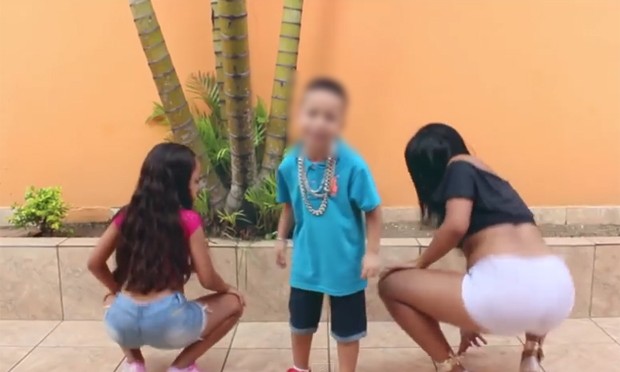 Clipe de 'Bate a bunda' mostra MC Vilãozin, de 6 anos, cantando ao lado de duas dançarinas (Foto: Divulgação / RP Produtora)