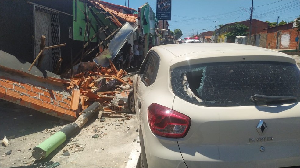 Condutor perde controle de carro, invade parada de ônibus e tem celular furtado após acidente em Teresina — Foto: Andrê Nascimento/g1