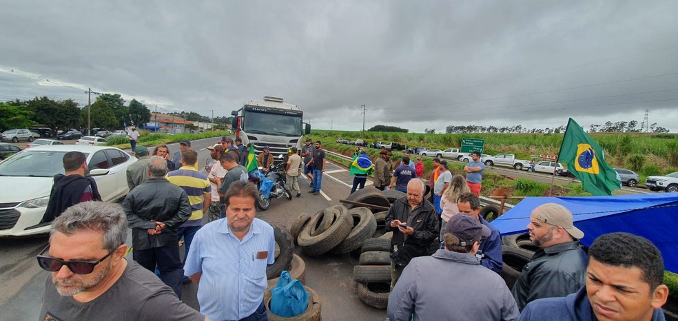 Ourinhos tem pontos de interdição nas rodovias — Foto: Passando a Régua /Reprodução