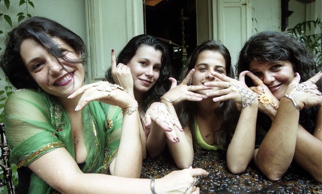 O Clone: Mulheres com a 'pulseira da Jade' numa loja do Saara, no Rio, em 2001