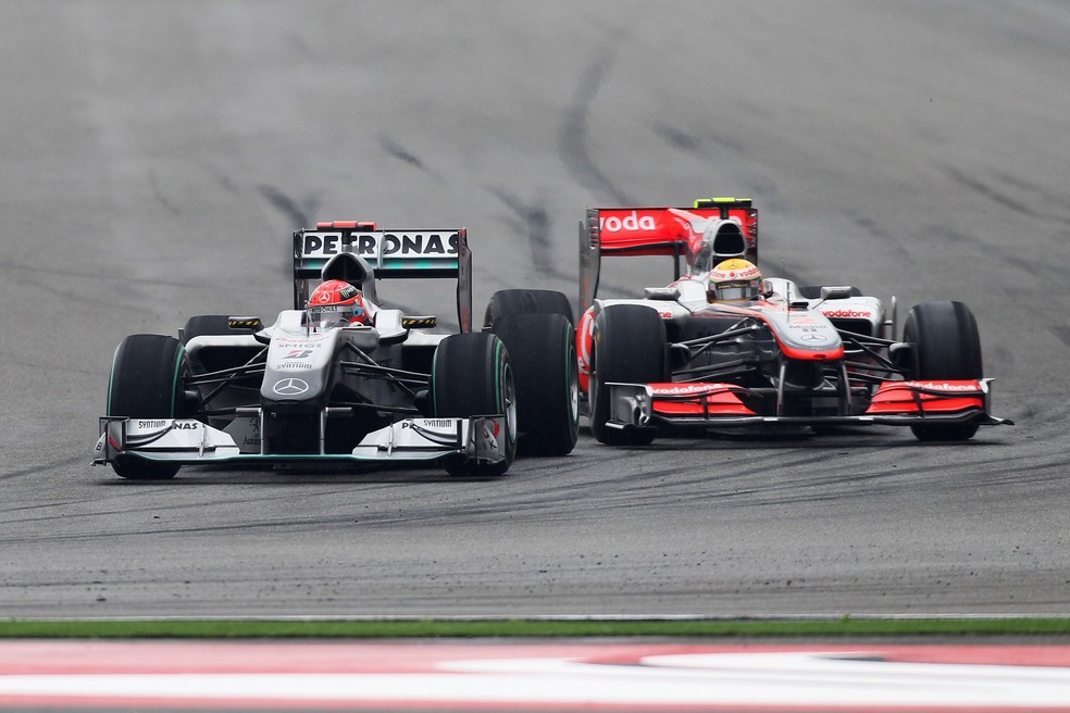 Schumacher e Hamilton tiveram disputa acirrada no GP da China de 2010 — Foto: Getty Images