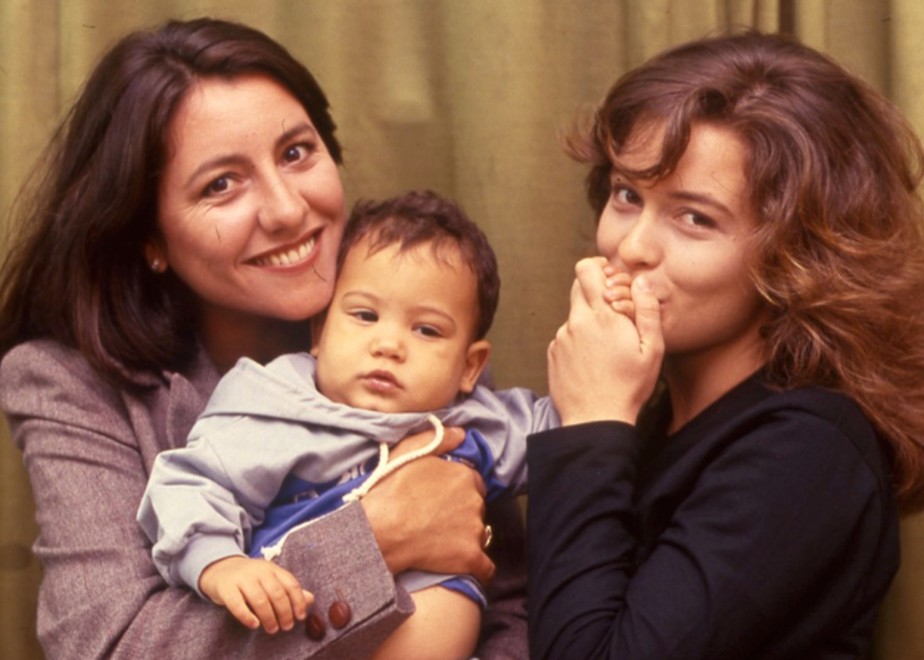 O bebê Bruno Moreira entre Cássia Kiss e Cláudia Abreu, em 1991