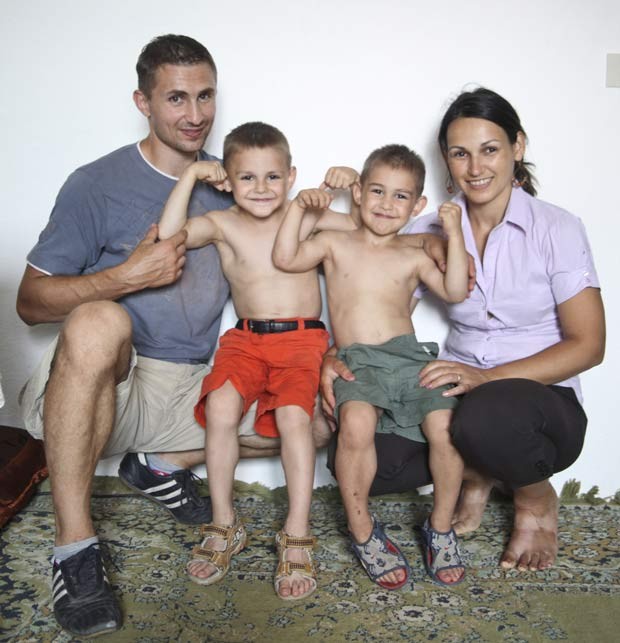 A partir da esquerda, Iulian, Giuliano, Claudiu e Ileana Stroe. (Foto: Barcroft Media/Getty Images)